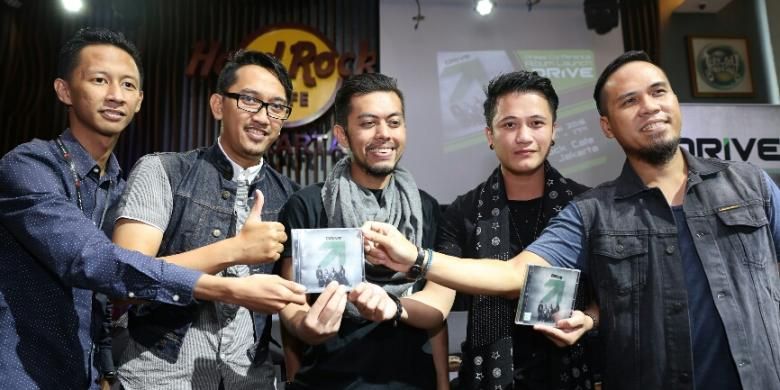 Personel grup band Drive saat meluncurkan album Essence of Life di Hard Rock Cafe, Pacific Place, Jakarta Selatan, Selasa (24/5/2016). 