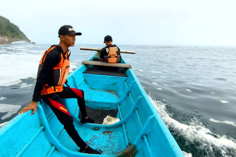 Tim SAR yang dikoordinir oleh Basarnas Pos Trenggalek melakukan penyisiran di perairan selatan Kabupaten Blitar guna mencari 8 nelayan asal Trenggalek yang hilang pada kecelakaan laut Rabu malam, Jumat (8/9/2023)
