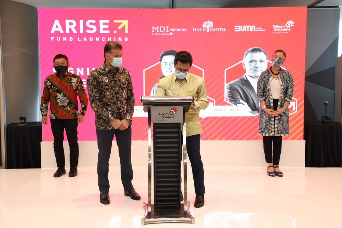 General Partner Arise dari MDI Ventures Aldi Adrian Hartanto (kedua dari kanan) saat melakukan signing ceremony peluncuran Arise Fund disaksikan perwakilan dari Finch Capital Hans De Back (kedua dari kiri), Wakil Duta Besar Belanda untuk Indonesia Ardi Stoios-Braken (paling kanan) dan Direktur Utama Telkom Ririek Adriansyah (paling kiri) di Jakarta, Kamis (26/11). Arise Fund adalah sebuah badan investasi dengan fokus pendanaan tahap awal bagi startup teknologi Indonesia yang merupakan kolaborasi antara MDI Ventures milik Telkom bersama dengan Finch Capital.