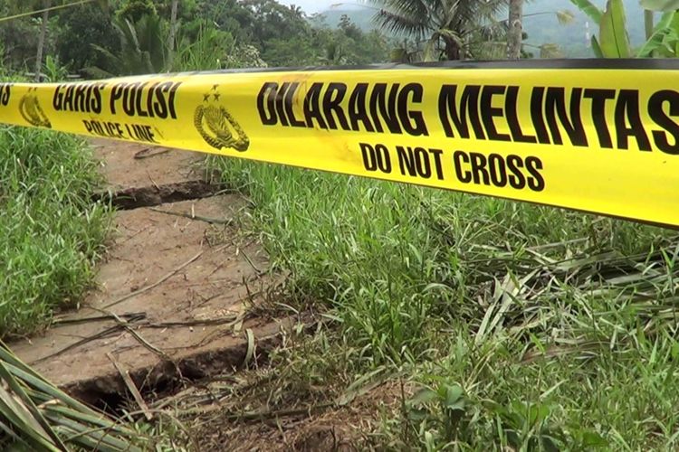 Lokasi pergerakan tanah di Kampung Cibadak, Sukaresmi, Kabupaten Cianjur, Jawa Barat masih di garis polisi. Sebanyak 181 jiwa masih mengungsi karena terancam longsor.