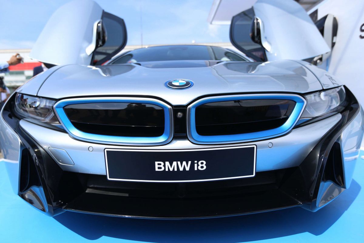BMW i8 saat mengisi bahan bakar listrik dari prototipe garasi khusus untuk mobil listrik di International Motor Show (IIMS) 2018, di JIExpo Kemayoran, Jakarta, Jumat (20/4/2018). BMW Group perkenalkan prototipe garasi yang dapat menghasilkan listrik dari sinar matahari dan memiliki panel surya di bagian atapnya.
