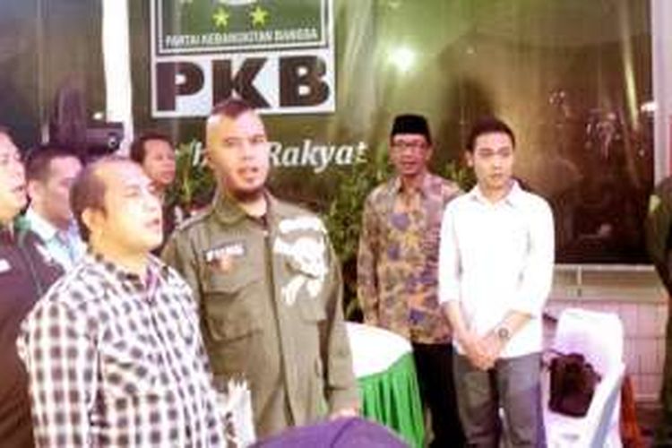 Ahmad Dhani (kanan) bersama Menteri Desa Marwan Jafar (kiri) di kantor DPP PKB, Jakarta Pusat, Jumat (11/3/2016) malam.