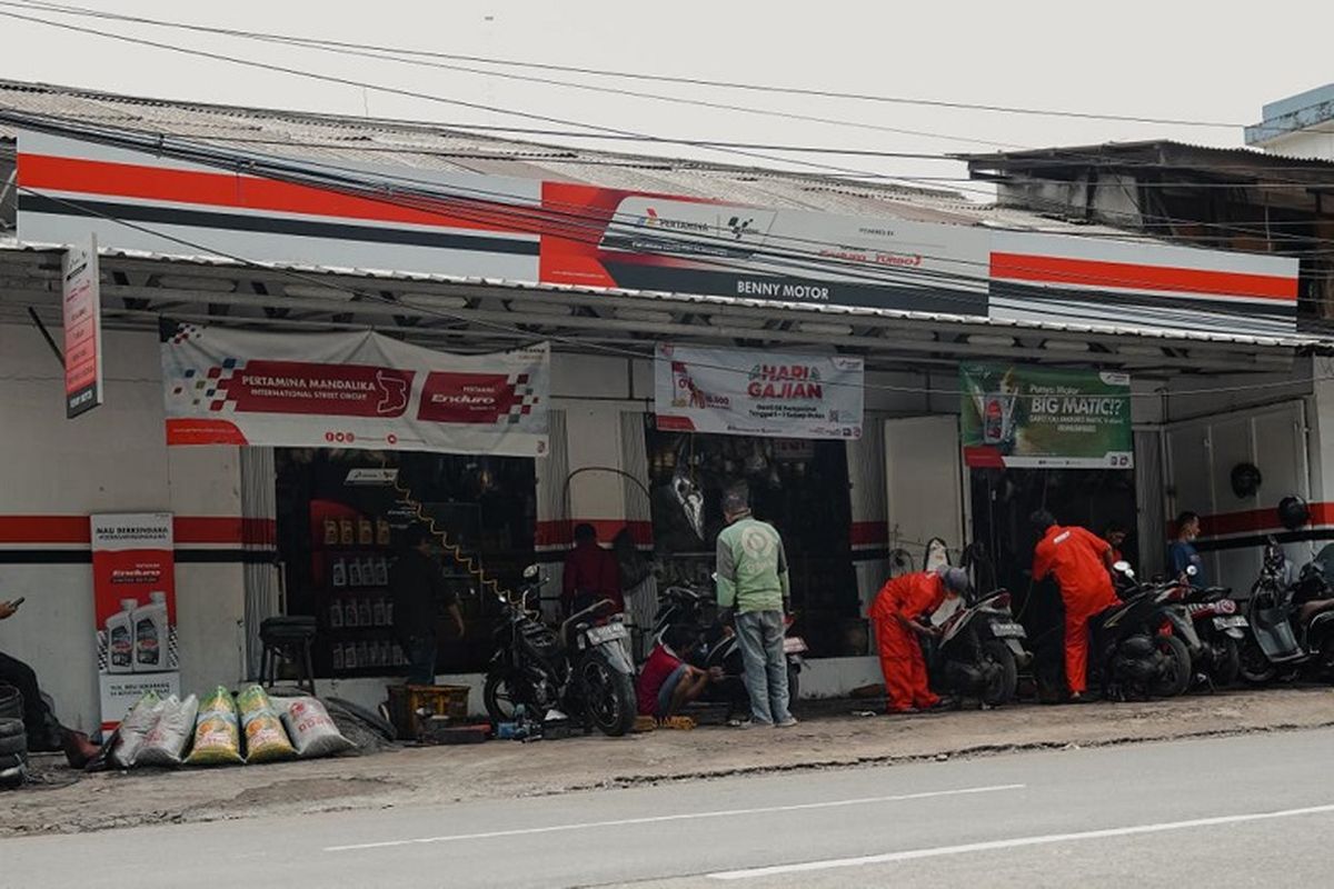 Pertamina Lubricants melakukan branding bengkel motor untuk mendukung gelaran Pertamina Grand Prix ]of Indonesia. 
