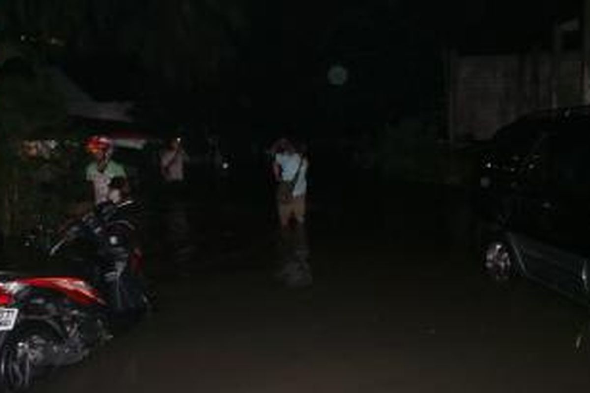 Warga di Kompleks Polri di Pela Mampang, Mampang Prapatan, Jakarta Selatan terjebak banjir akibat meluapnya kali Pondok Karya, Selasa (12/8/2014) dini hari.
