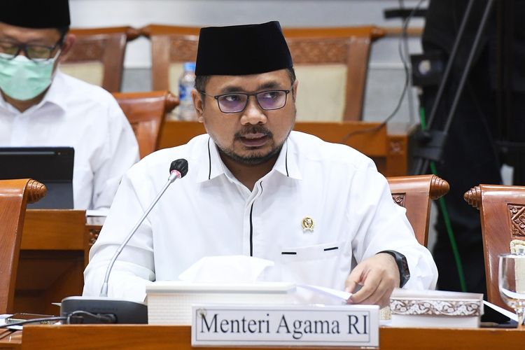 Menteri Agama Yaqut Cholil Qoumas menyampaikan pemaparan saat mengikuti rapat kerja dengan Komisi VIII DPR, di Kompleks Parlemen, Senayan, Jakarta, Senin (31/5/2021). Rapat kerja tersebut membahas tindak lanjut persiapan penyelenggaraan ibadah haji 1442 H dan isu-isu aktual lainnya. ANTARA FOTO/Hafidz Mubarak A/hp.