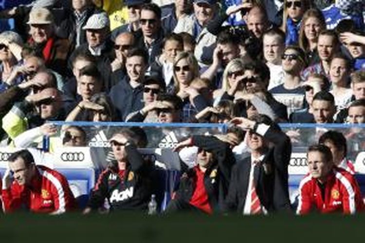Salah satu ekspresi pelatih Manchester United Louis van Gaal (kedua dari kanan, depan), ketika mendampingi timnya melakoni pertandingan Premier League, melawan Chelsea, di Stamford Bridge, London, Sabtu (18/4/2015). Laga itu berakhir 1-0 untuk Chelsea.