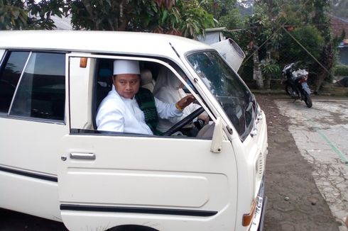 Uu Ruzhanul Ulum dan Istri Naik Mobil Tua ke Coblosan Pilkada Jabar