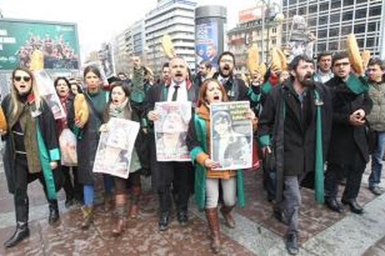 Para pengunjuk rasa sambil membawa foto Elvan Berkin (15), remaja yang tewas akibat tindakan keras polisi, turun ke jalanan ibu kota Ankara bertepatan dengan pemakaman Elvan di Istanbul, Rabu (12/3/2014).