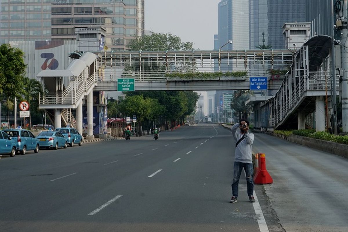Warga beraktivitas di Jalan MH. Thamrin, Jakarta jelang sore hari.