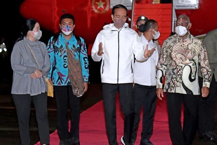 Foto Biro Pers, Media, dan Sekretariat Presiden: Presiden Joko Widodo melakukan kunjungan kerja ke Sorong, Papua Barat, Senin (4/10/2021). 