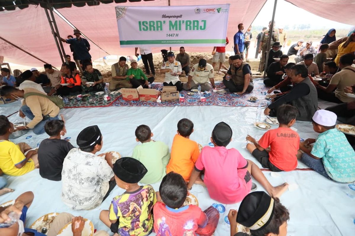 Ketua Satuan Tugas (Kasatgas) Percepatan Rehabilitasi dan Rekonstruksi Pascabencana Sumatera Muhammad Tito Karnavian makan siang bersama pengungsi di Kabupaten Aceh Utara, Aceh, Kamis (22/1/2026).
