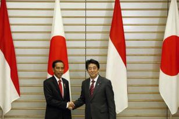 Presiden Joko Widodo berjabat tangan dengan Perdana Menteri Jepang Shinzo Abe sebelum memulai percakapan di kediaman resmi Shinzo Abe di Tokyo, Senin (23/3/2015). Jokowi dijadwalkan berada di Jepang selama 4 hari.