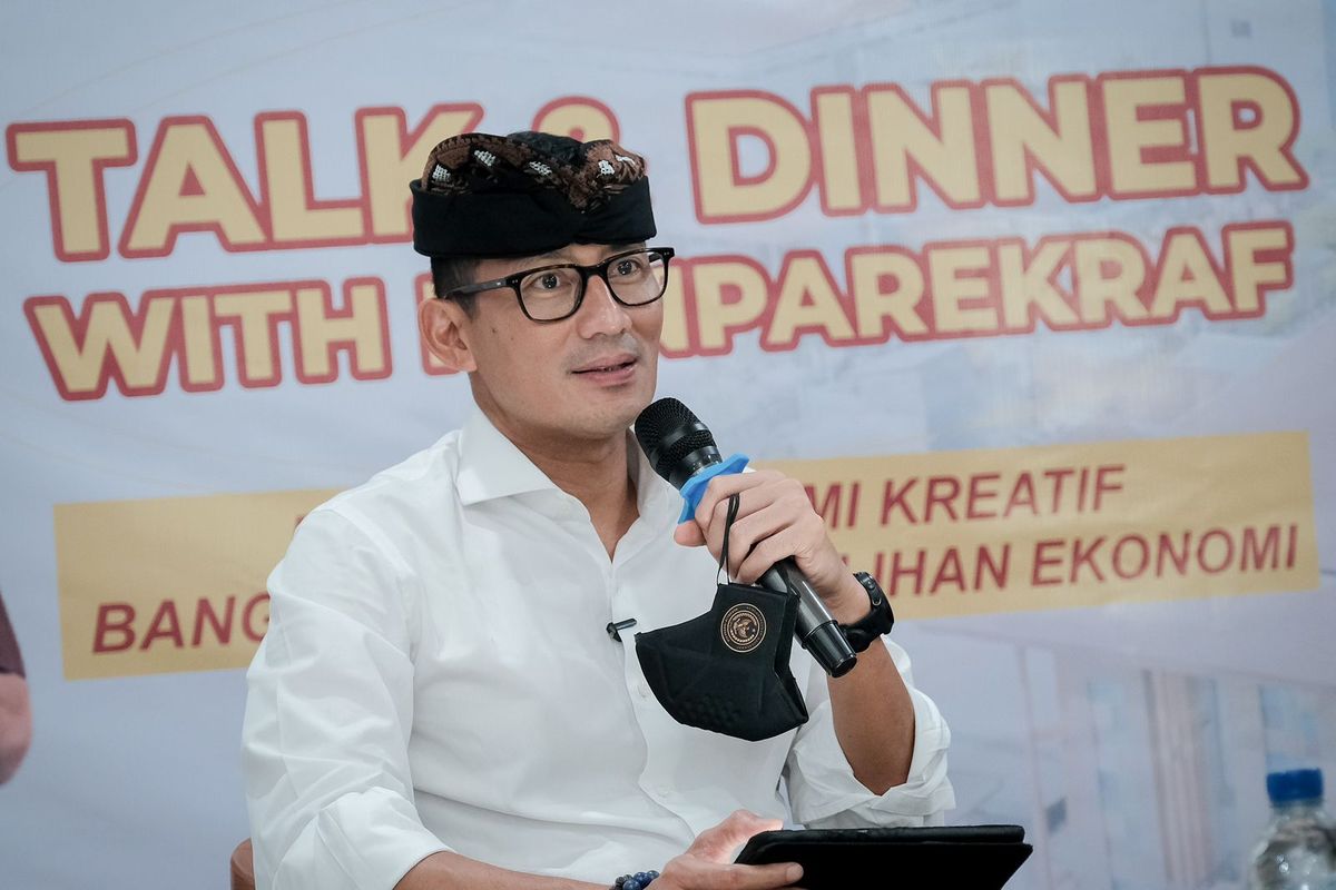 Menteri Pariwisata dan Ekonomi Kreatif (Menparekraf) Sandiaga Uno dalam dialog dengan pelaku ekonomi kreatif bertajuk Pelaku Ekonomi Kreatif Bangkit dalam Pemulihan Ekonomi di Kuta Seafood Restaurant, Bali.  