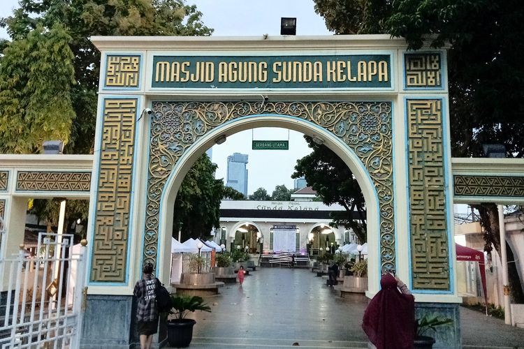 Gerbang Masjid Agung Sunda Kelapa.