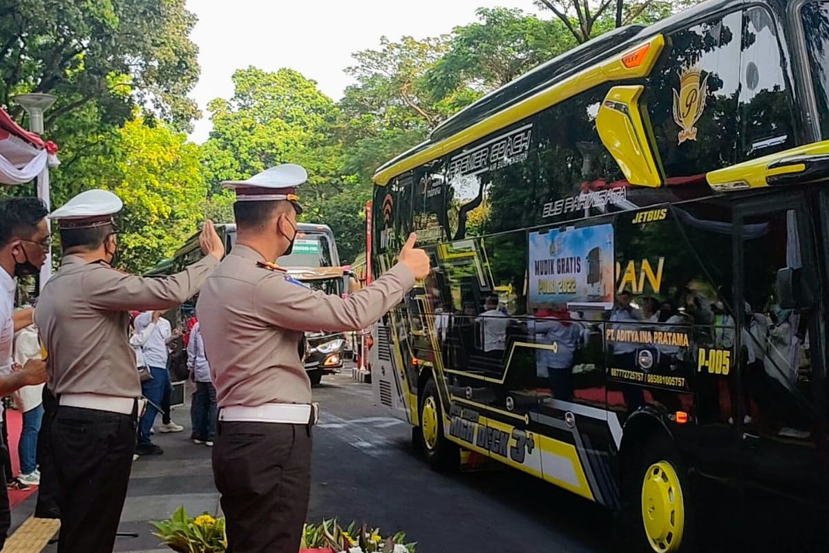 Kakorlantas Polri Irjen Firman Santyabudi dan Dirlantas Polda Metro Jaya Kombes Sambodo Purnomo Yogo saat melepas kloter kedua pemudik gratis di Gelora Bung Karno, Jakarta Pusat, Selasa (26/4/2022).