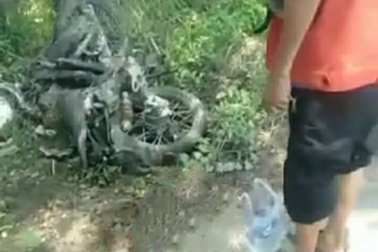 Agus Wahono (42) pembonceng sepeda motor tewas tertabrak minibus Toyota Kijang Innova yang dikemudikan M Misbah (52) anggota DPRD Grobogan di Jalan Umum Bendungan Kletak, Desa Penganten, Kecamatan Klambu, Grobogan, Kamis (23/3/2023) siang. 