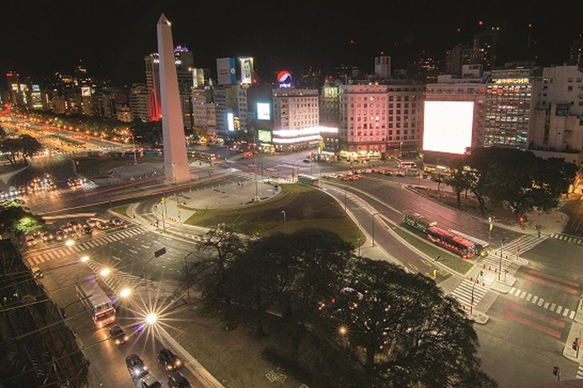 Penerangan lampu yang dikembangkan oleh Signify berlokasi di jalan Buenos Aires, Argentina.