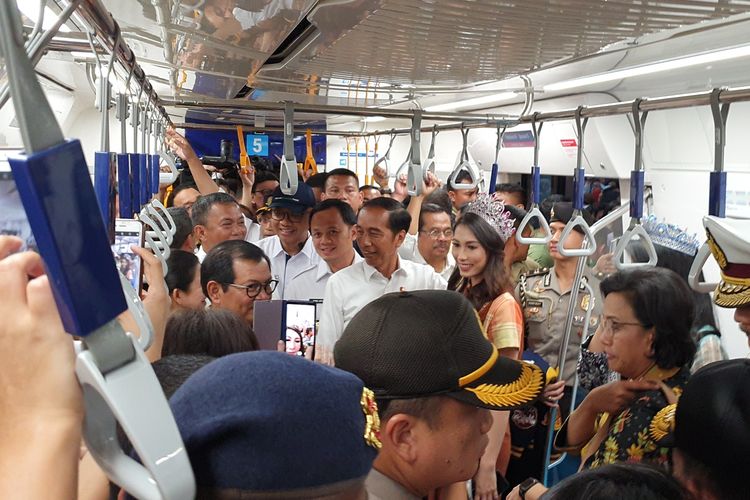 Presiden Joko Widodo menjajal Moda Rata Terpadu (MRT), Selasa (19/3/2019). Jokowi menjajal rute dari stasiun Bundaran Hotel Indonesia menuju stasiun Lebak Bulus. 