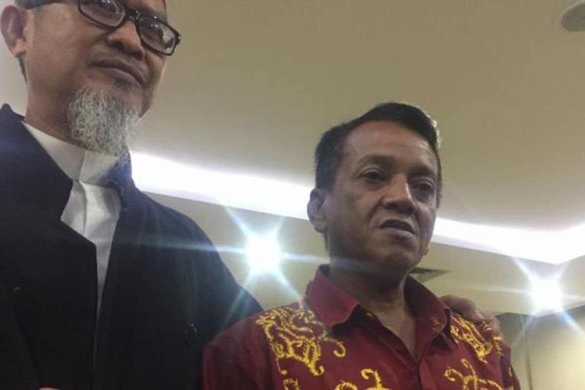 Suyanto (pakai batik merah), sopir Basuki Tjahaja Purnama atau Ahok yang menjadi saksi fakta meringankan kasus dugaan penodaan agama 