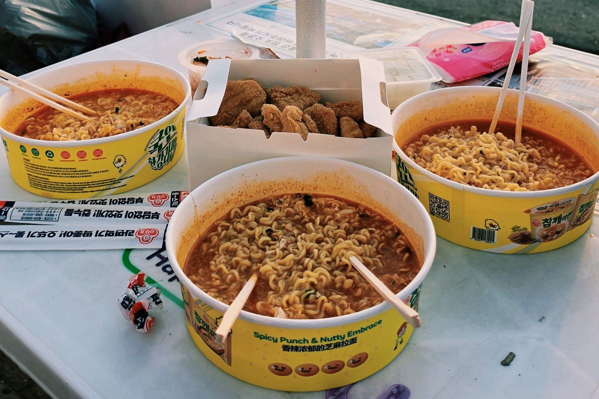 Momen wajib saat di Seoul, makan ramyun dan ayam goreng saat senja di sungan Han (Hangang).