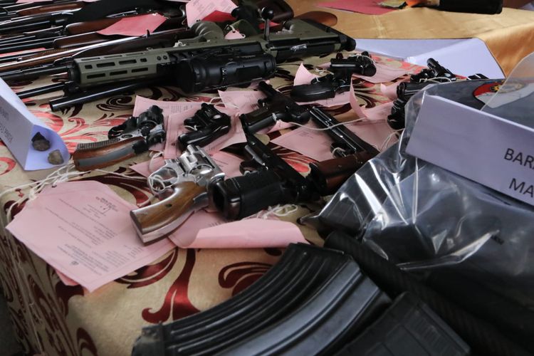 Puluhan senjata api laras panjang dan pendek beserta ribuan peluru ilegal ditemukan di salah satu rumah di Jalan Awi Ligar Kecamatan Cimenyan Kabupaten Bandung, Jawa Barat.