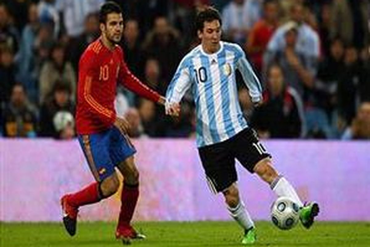 Gelandang Arsenal, Cesc Fabreas (kiri), dan penyerang Barcelona, Lionel Messi. Mereka akan saling bertarung sebagai bintang di perempat final Liga Champions.