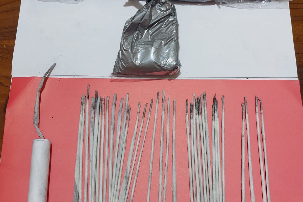 Foto: Satreskrim Polres Situbondo Polda Jatim menyita barang bukti serbuk peladak pada Jumat (22/3/2024).