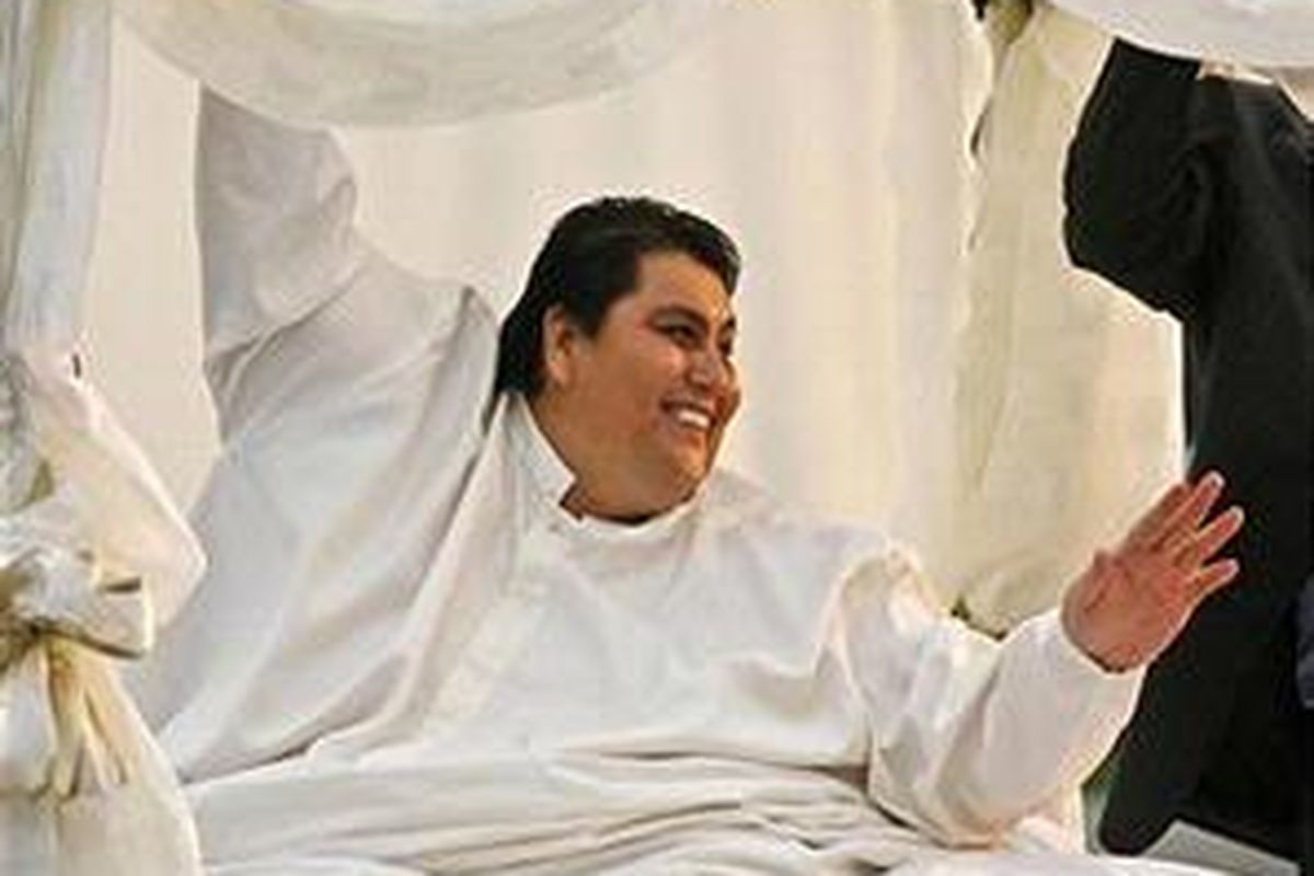 Pria tergemuk di dunia, Manue Uribe, melambaikan tanganya saat akan dipindahkan ke sebuah truk yang akan mengantarkannya ke lokasi pernikahan di Monterrey, Meksiko, 26 Oktober 2008 