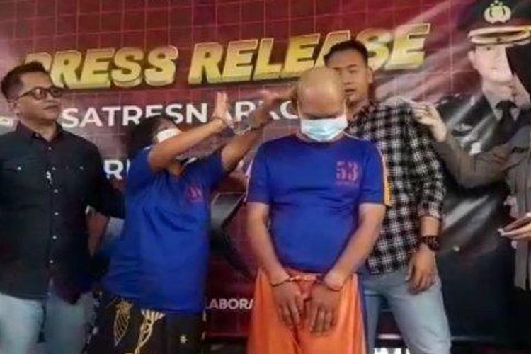 Kesal karena kasusnya sebagai bandar narkoba terungkap, perempuan paruh baya RP alias Iyang (50) jitak pengedarnya S alias Abang (54) ketika rilis pengungkapan kasus peredaran narkotika di Mapolres Karawang, Selasa (14/2/2023).
