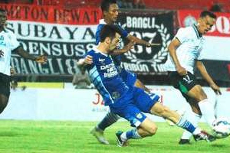 Gelandang Persib, Marko Krasic (depan) saat bertanding kontra PSS Sleman di Stadion Kapten I Wayan Dipta, Gianyar, Kamis (18/2/2016).