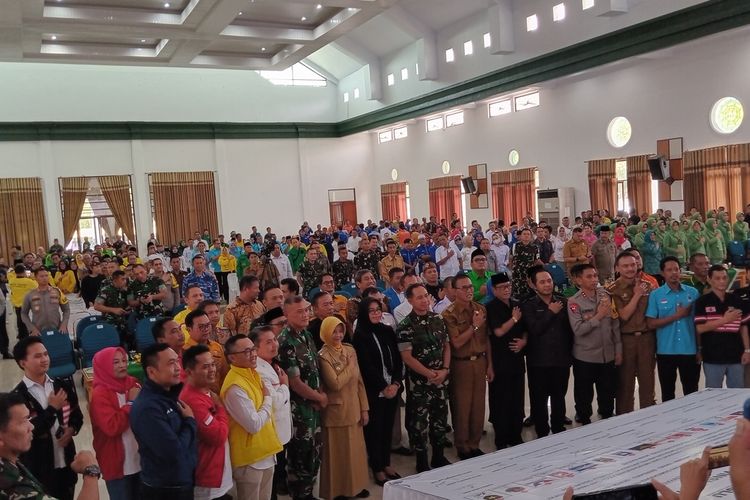 KSAD Jenderal TNI Agus Subiyanto bersama Forkopimda, pimpinan parpol, tokoh agama dan tokoh masyarakat mendeklarasikan Pemilu damai di Islamic Center Kabupaten Ciamis, Senin (6/11/2023).