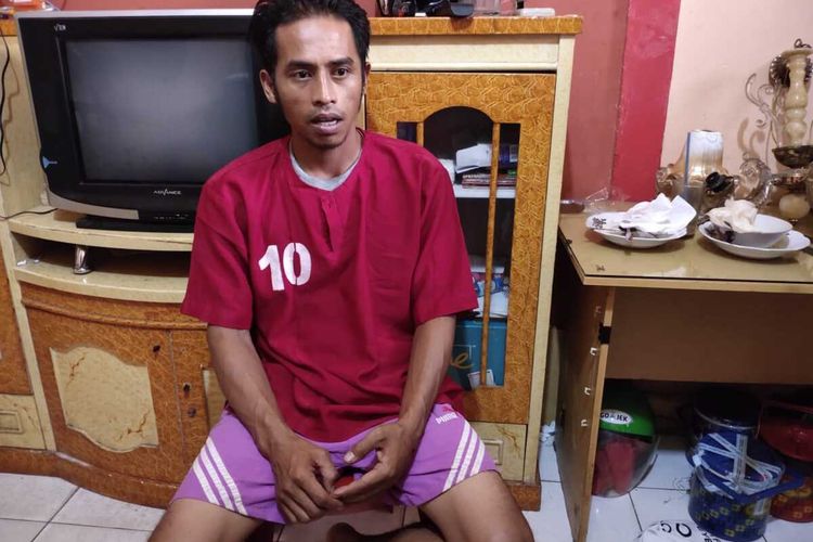 Pentiko Aji Priyono alias Iko (34) pelaku penganiayaan istri saat berada di Polsek Ilir Barat I Palembang, Sumatera Selatan, Rabu (8/4/2020).
