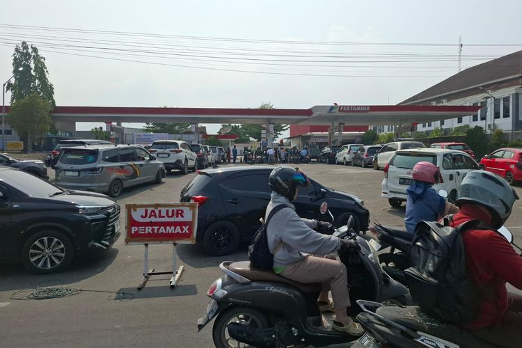 Antrean BBM di Palu, Keluhan Sopir MBG, dan Permintaan Maaf Pertamina