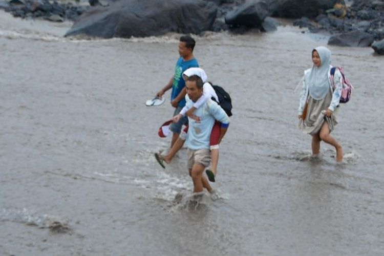 Semangat, siswa SDN Jugosari 03 tetap berangkat sekolah meski jembatan putus, Senin (30/1/2023)