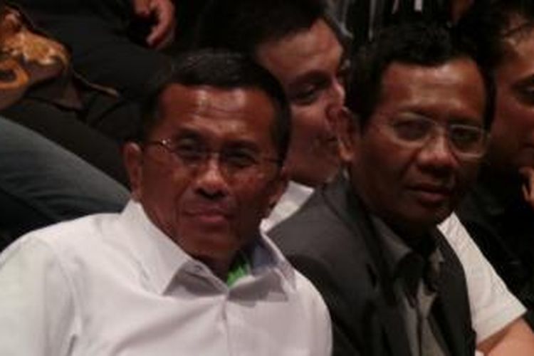 Dahlan Iskan (kiri) dan Mohammad Mahfud MD