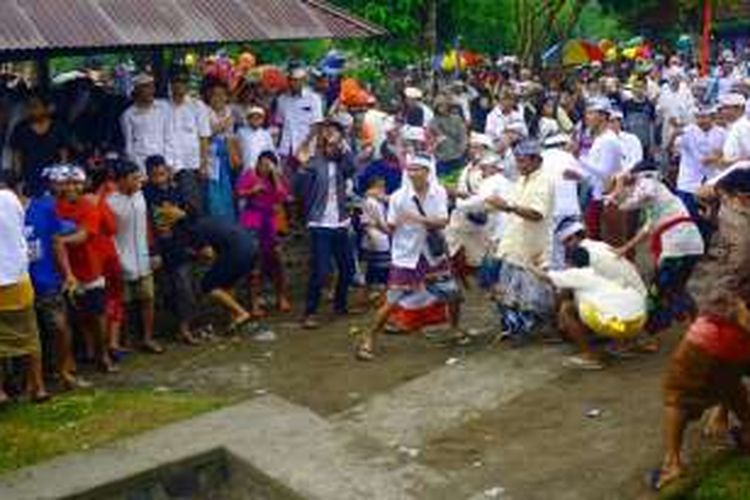 Warga saling melempar ketupat dalam tradisi perang topat di Lombok.