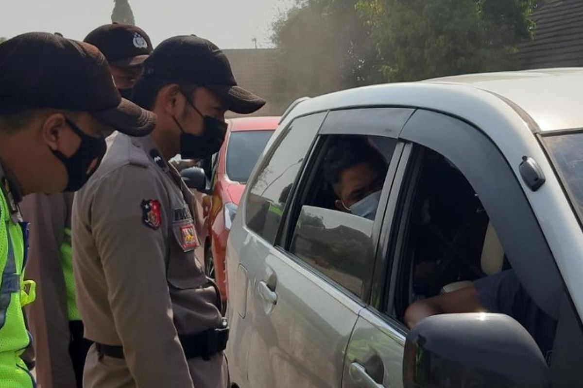 Petugas Polres Brebes menghentikan kendaraan pemudik yang melintas Jalur Pantura Losasi Brebes, Jawa Tengah, untuk putar balik saat hari pertama penerapan larangan mudik, Kamis (6/5/2021) (Istimewa)