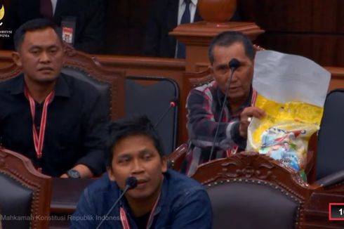 Saksi Ganjar Tunjukkan Beras Berlogo Bulog Berstiker Prabowo-Gibran di Sidang MK