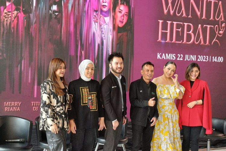 Deretan pengisi acara konser Wanita Hebat dalam jumpa pers di kawasan Penjaringan, Jakarta Utara, Kamis (22/6/2023). 