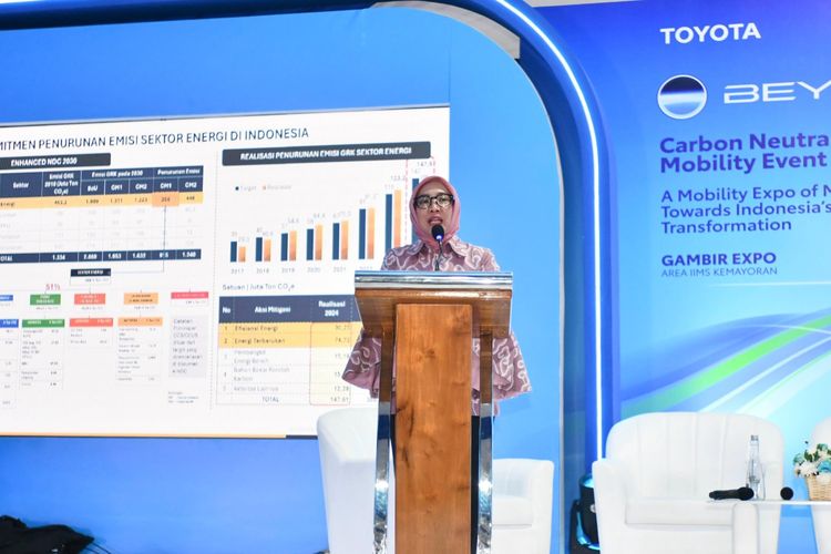 Dirjen Energi Baru Terbarukan & Konservasi Energi Kementerian ESDM Eniya Listiani Dewi memberikan sambutan acara Talkshow Green Energy. Acara ini merupakan bagian acara Beyond Zero Carbon Neutrality (CN) Mobility Event yang diselenggarakan di Gambir Expo, Kemayoran, Jakarta pada Jumat (14/2/2025)