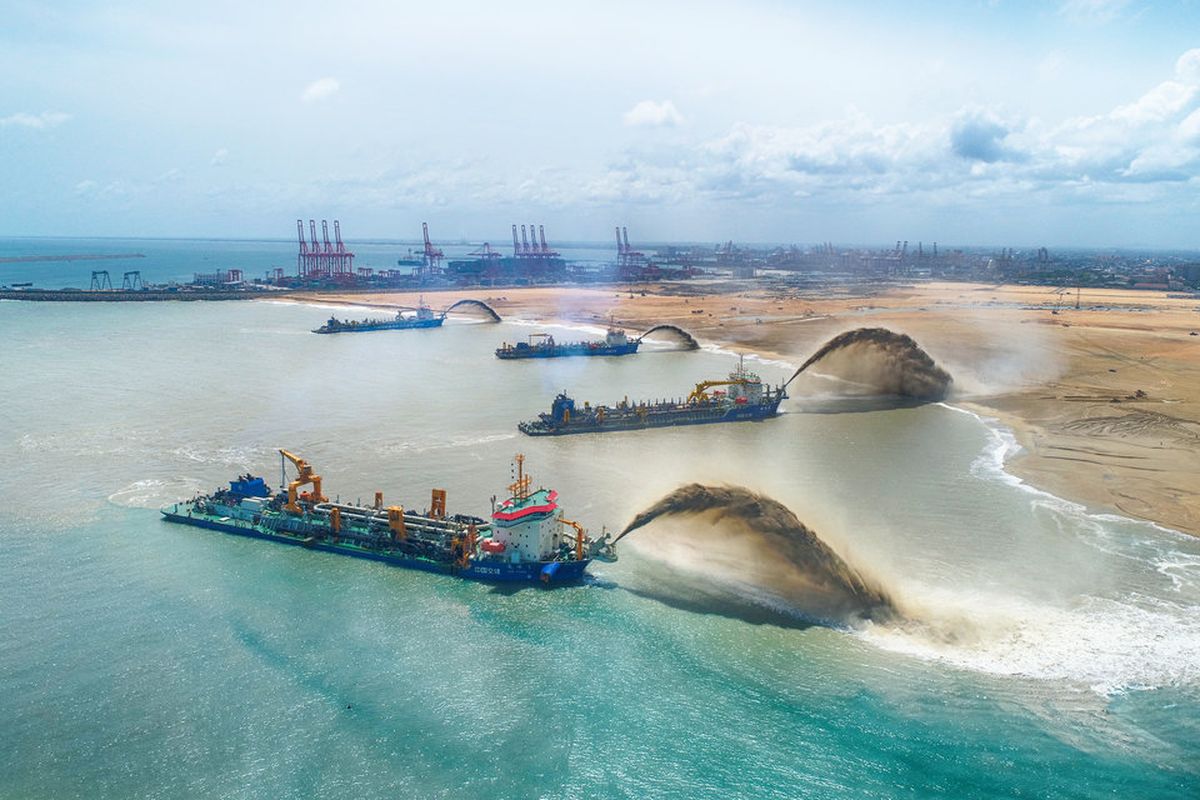 Proyek ini sempat mendapat tentangan dari kelompok pemerhati lingkungan telah menyuarakan keprihatinan akan pembangunan kota baru.
