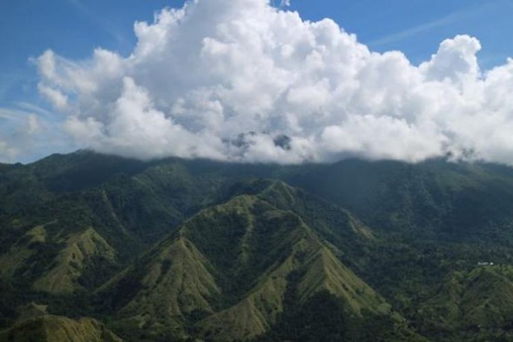 Hamparan perbukitan di Bukit Nona, Enrekang, Sulawesi Selatan.