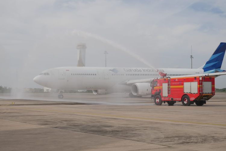 Penerbangan umrah perdana pasca pandemi di Bandara Kertajati.