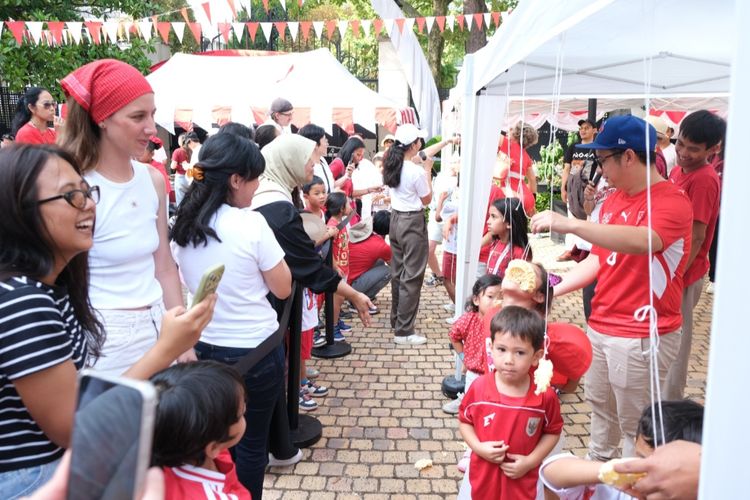 HUT Ke-81 RI di Paris: Lomba Makan Kerupuk hingga Estafet Sarung