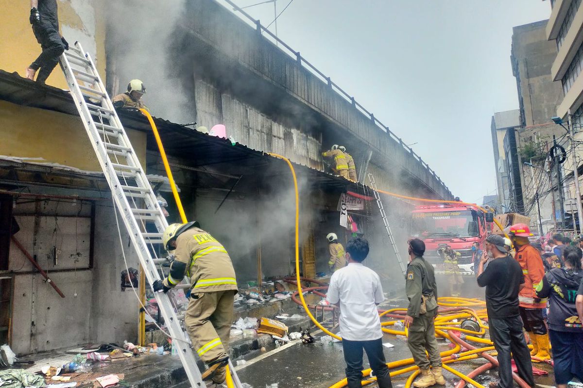 20 kios  pedagang di kawasan Pasar Pagi Jalan Asemka, Pinangsia, Taman Sari, Jakarta Barat, dilanda kebakaran pada Jumat (18/11/2022) siang.