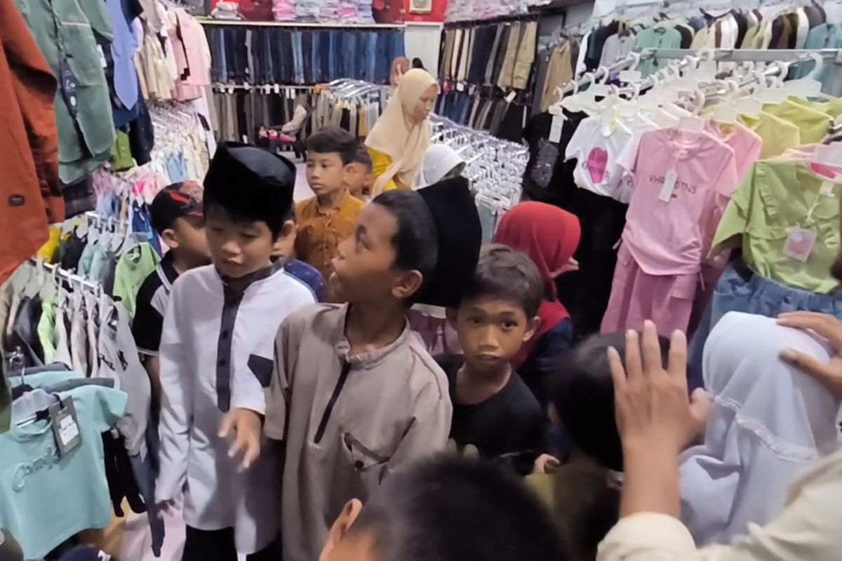 Puluhan anak yatim di Kabupaten Polewali Mandar, bersuka cita diajak belanja baju baru untuk Lebaran di toko pakaian.