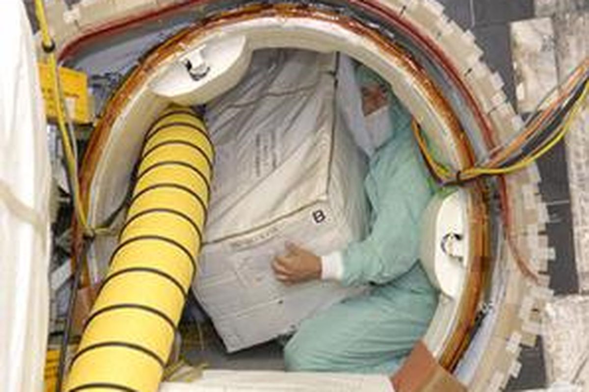 Toilet baru untuk stasiun antariksa internasional dipasang di ruang bagasi wahana ulang alik Discovery yang akan diluncurkan Sabtu (31/5).