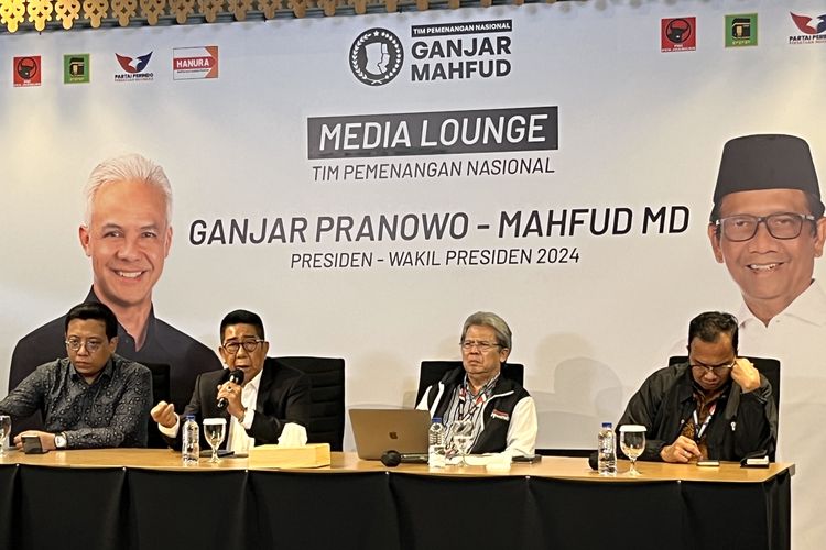 Wakil Deputi Hukum TPN, Henry Yosodiningrat dalam konferensi pers di Media Center TPN Ganjar-Mahfud, di Jalan Cemara, Menteng, Jakarta Pusat, Jumat (29/12/2023).