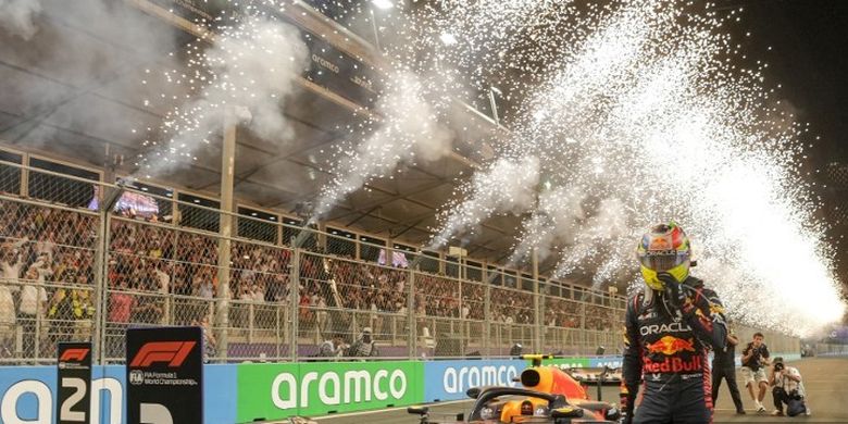 Pebalap asal Meksiko yang memperkuat tim Red Bull Racing, Sergio Perez, melakukan selebrasi setelah memenangi Formula 1 Arab Saudi di Sirkuit Jeddah Corniche, Jeddah, 19 Maret 2023.