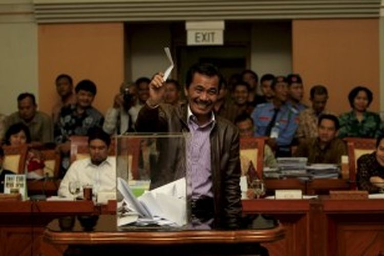 Angota Komisi III DPR dari Fraksi Hanura, Syarifuddin Suding, saat memasukkan kertas pemilihan ke dalam kotak suara dalam proses seleksi calon ketua Komisi Pemberantasan Korupsi (KPK) di Komisi III DPR, Senayan, Jakarta, Jumat (2/12/2011).  